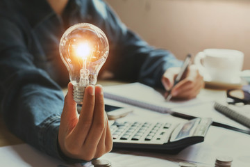 我拿青春去赌陪你熬过了苦是什么歌