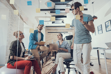 我拿青春去赌陪你熬过了苦是什么歌