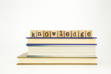 我拿青春去赌陪你熬过了苦是什么歌