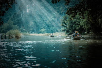 我拿青春去赌陪你熬过了苦是什么歌